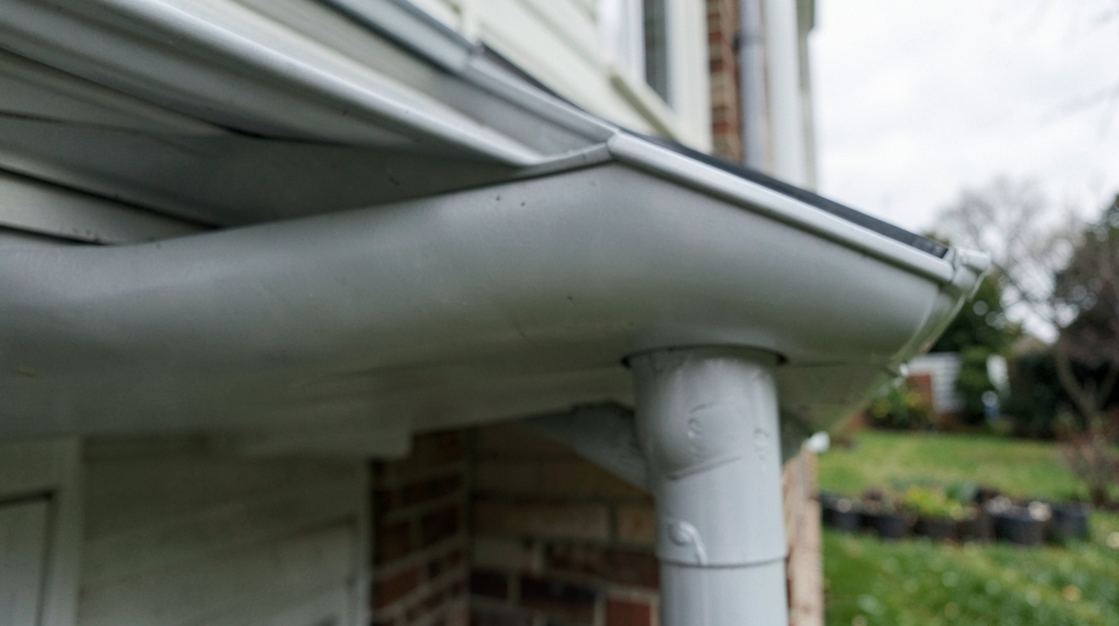 Gutter Cleaning in Bellevue, WA in Bellevue
